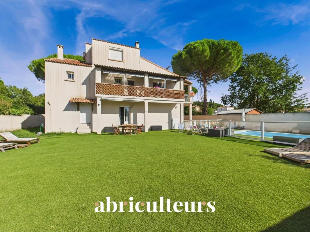 Family home with garden in Bouc-Bel-Air, rear view.