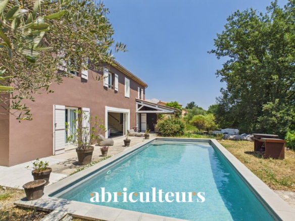 Spacious villa with swimming pool on a 1500 m² plot in Callian, surrounded by greenery.
