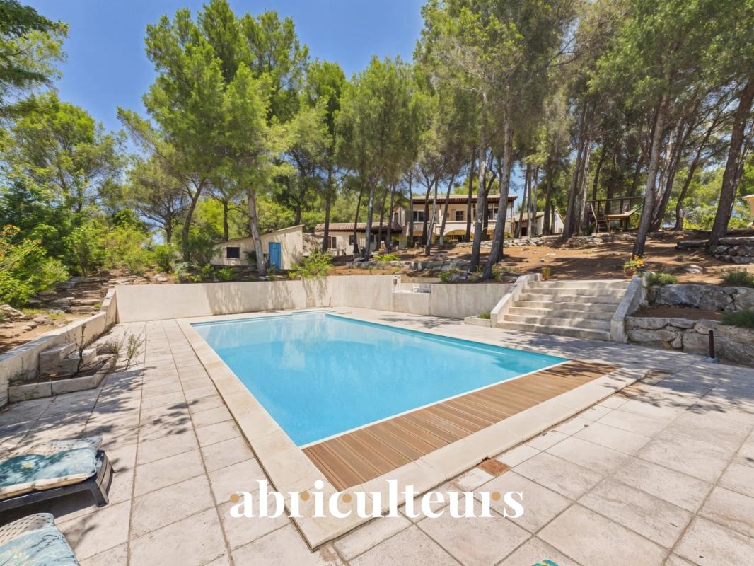 Architect-designed house with swimming pool in a wooded garden in Ventabren.