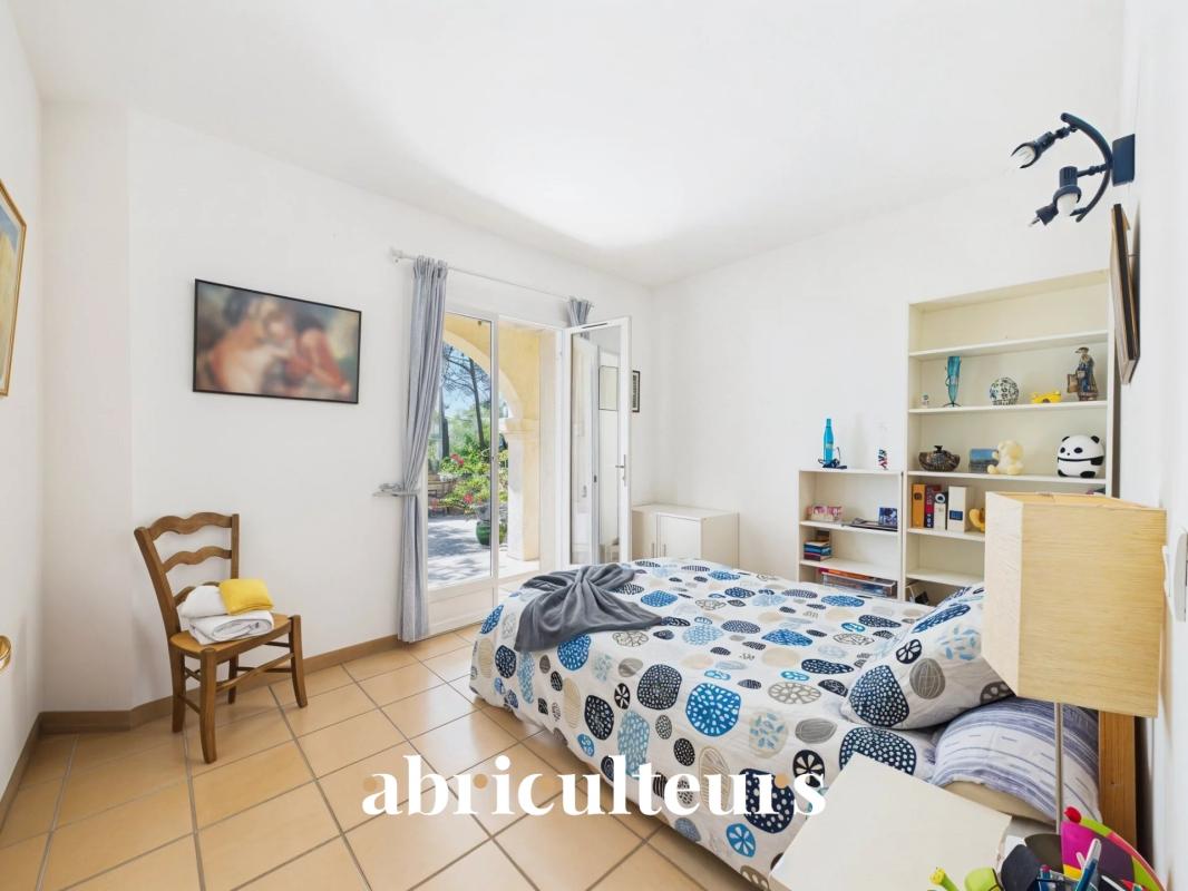 Room in an architect-designed house with access to the outside, decorated in a simple style.
