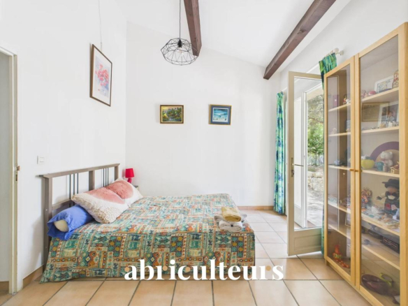 Room in an architect-designed house in Ventabren with bed and access to the outside.