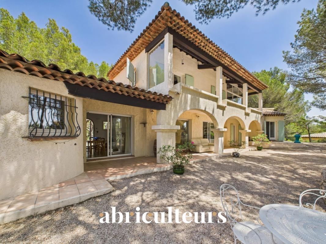 Architect-designed house with swimming pool and garden in Ventabren, France.