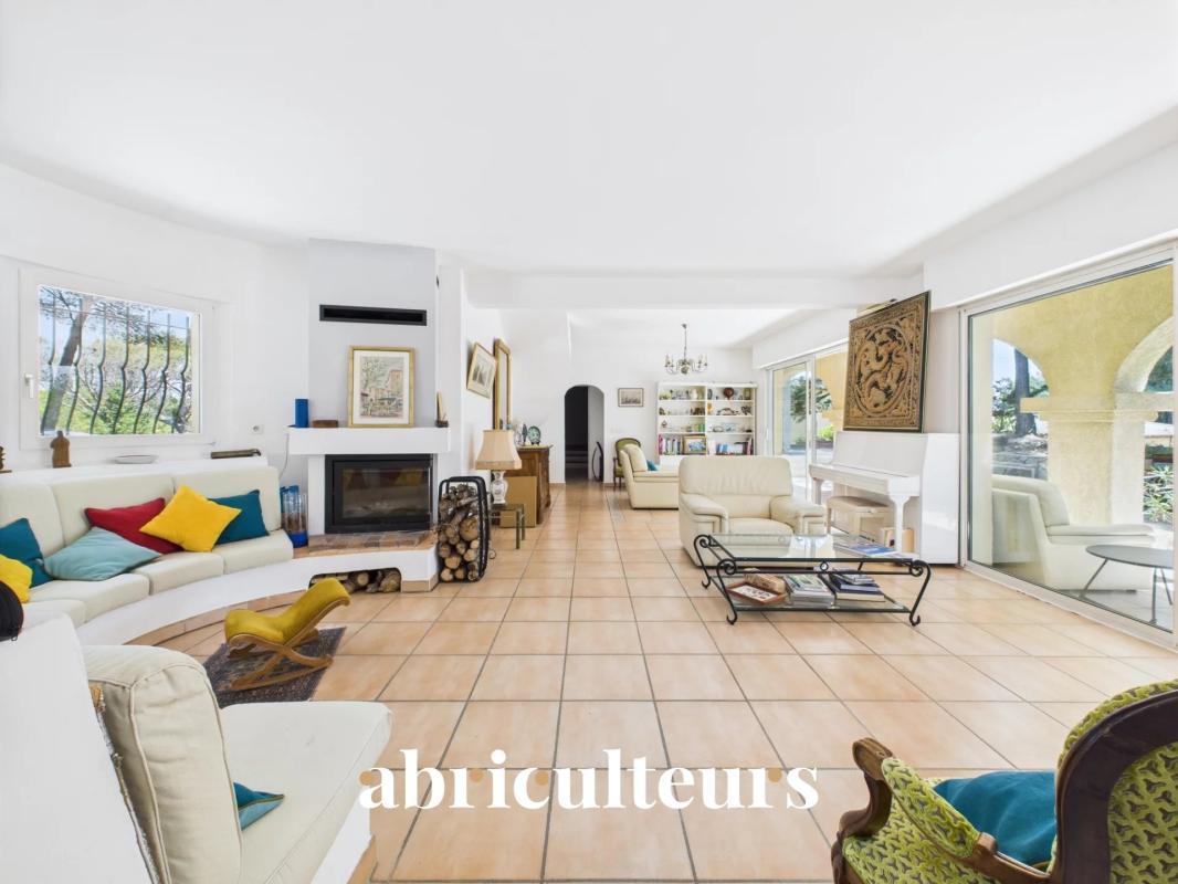 Interior of an architect-designed house with a spacious and bright living room, decorated with colorful cushions.