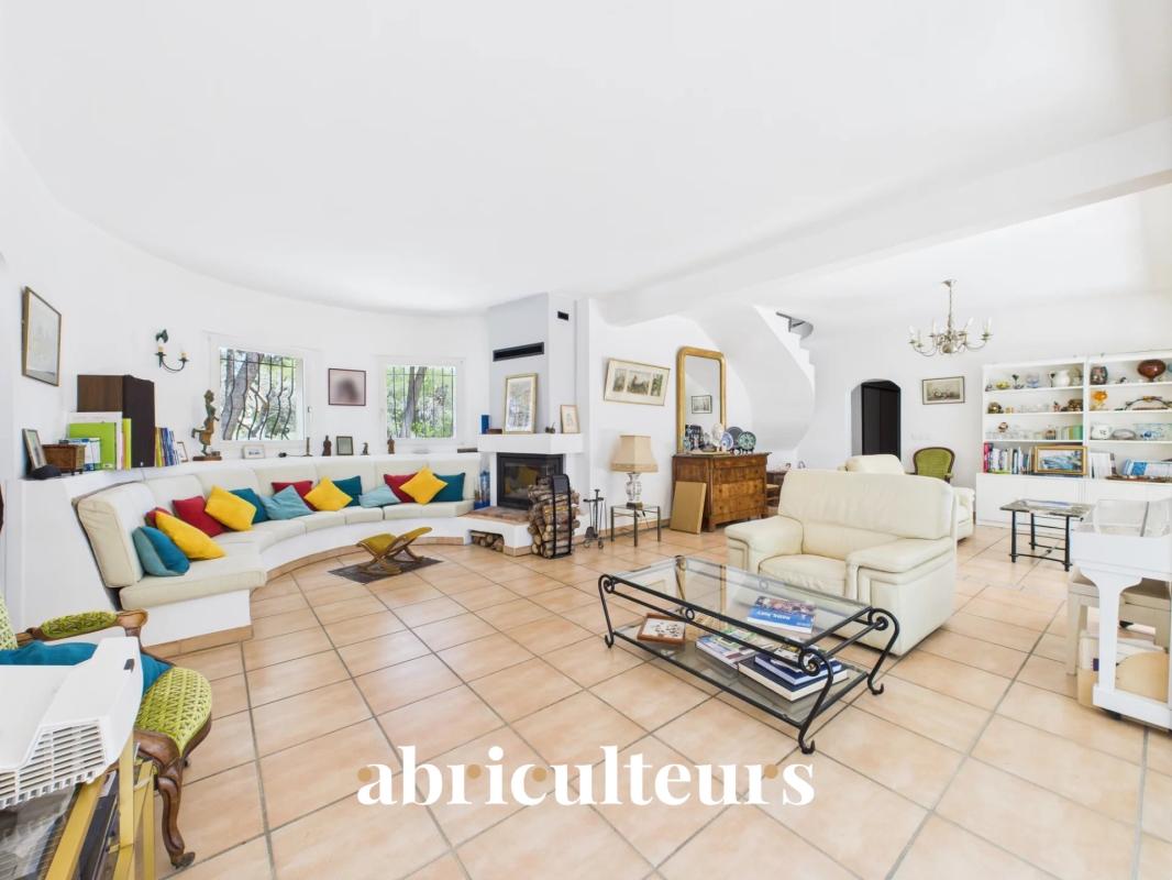 Interior of an architect-designed house with a bright living room and modern furniture in Ventabren.