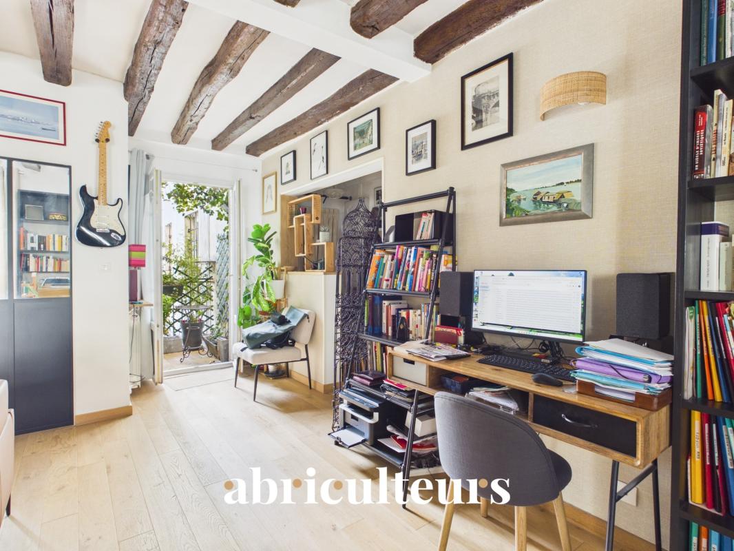 Interior of a two-room apartment with office and access to a balcony, Paris 11.