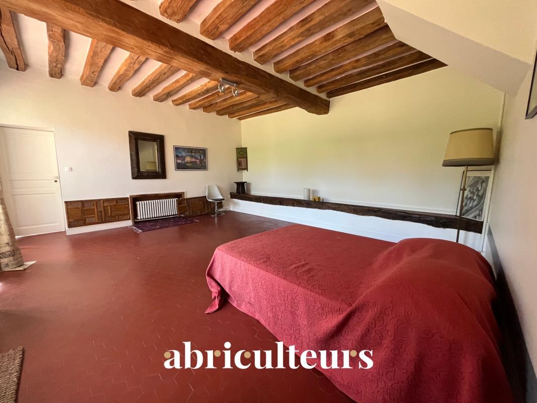 Room in a renovated house in Croisilles Spacious room with exposed beam ceiling and terracotta floor.