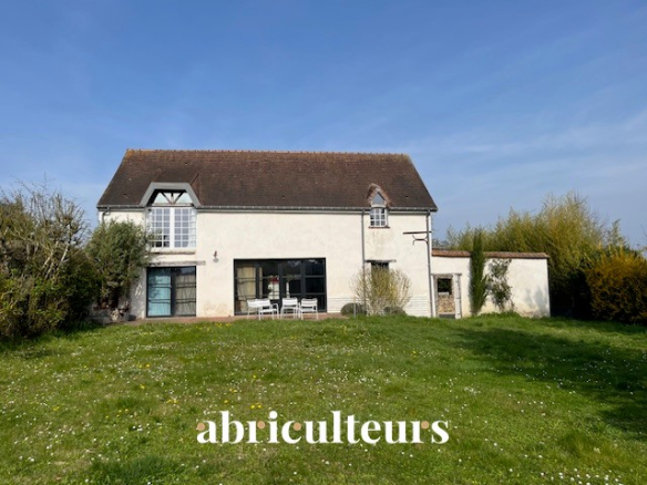 Renovated 19th century house with wooded grounds in Croisilles, 409 m².