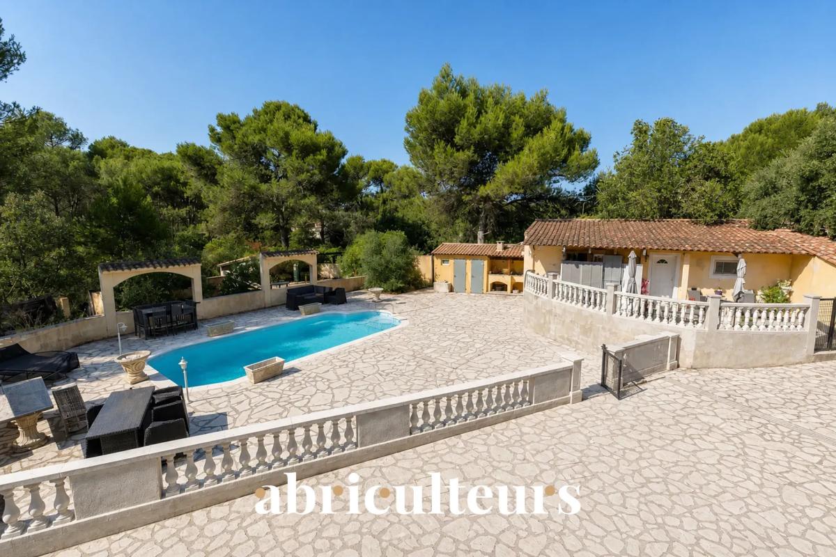 Propriété avec piscine aux Pennes-Mirabeau Vue de la piscine et des appartements dans un environnement verdoyant aux Pennes-Mirabeau.