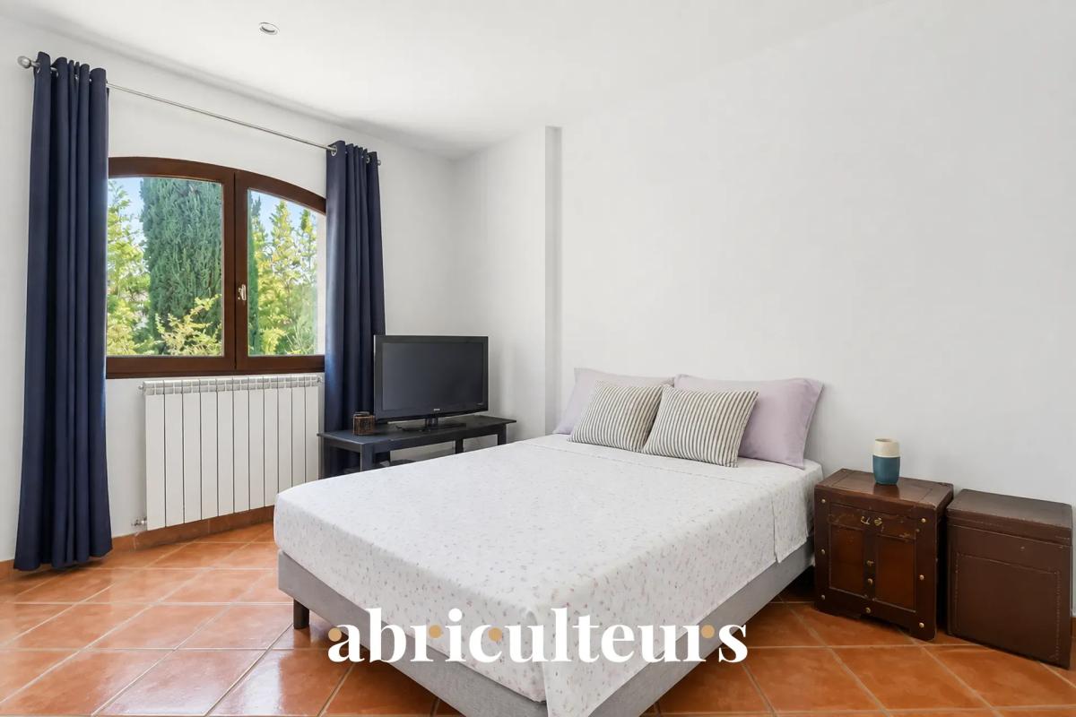 Chambre de villa à Les Pennes-Mirabeau Chambre d'une villa à Les Pennes-Mirabeau avec lit, télévision et fenêtre donnant sur un jardin.