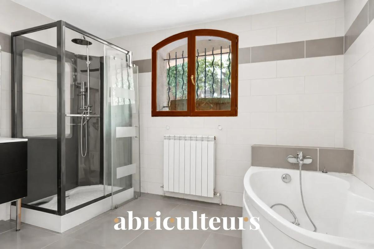 Salle de bain de la villa aux Pennes-Mirabeau Salle de bain moderne avec douche et baignoire dans une villa aux Pennes-Mirabeau.