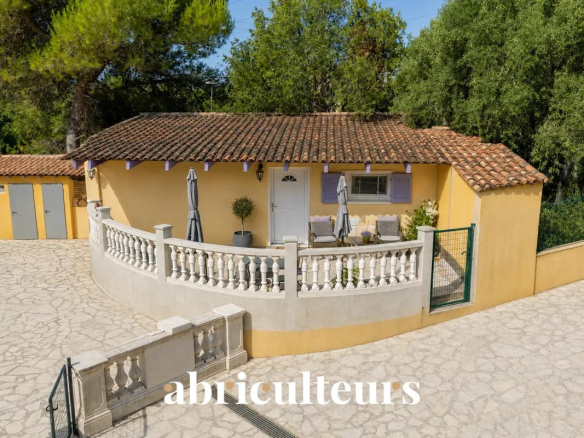 Maison avec piscine et trois appartements à Les Pennes-Mirabeau, entourée de verdure.