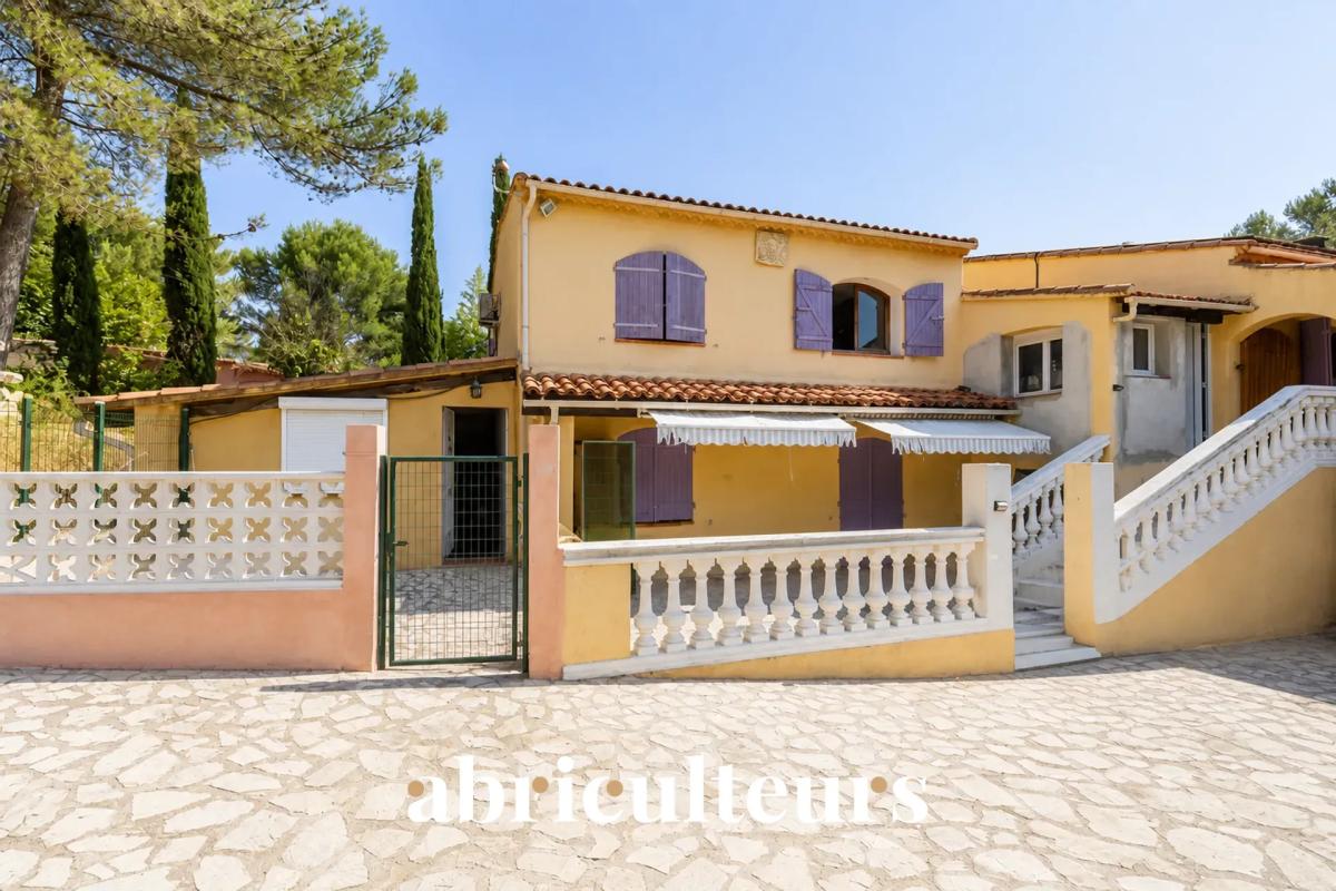 Villa avec piscine et appartements aux Pennes-Mirabeau Maison avec piscine et trois appartements, Les Pennes-Mirabeau, environnement verdoyant.