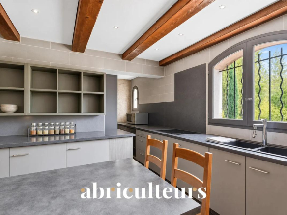 Cuisine moderne avec plan de travail en béton et étagères ouvertes dans une villa aux Pennes-Mirabeau.