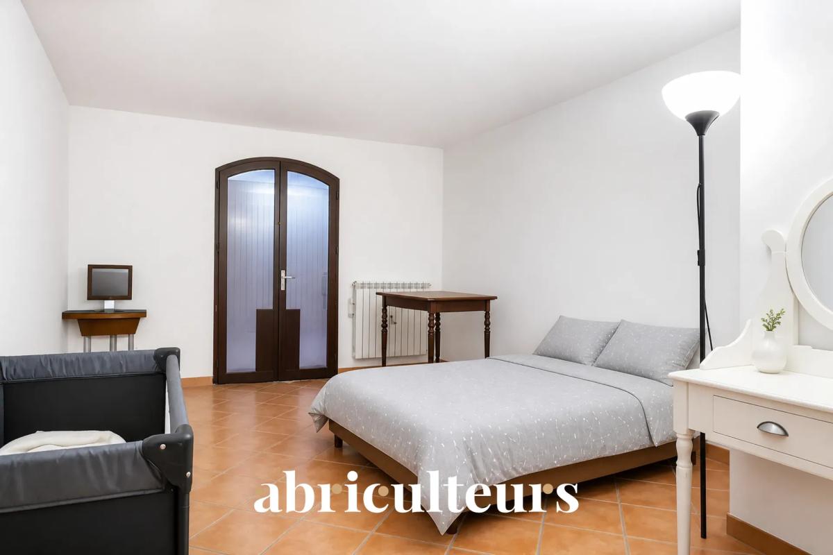 Villa room in Les Pennes-Mirabeau Room in a family villa in Les Pennes-Mirabeau, with bed and simple furniture.
