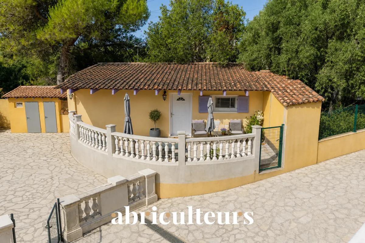 Family villa for sale in Les Pennes-Mirabeau Family villa of 230 m² with swimming pool and three independent apartments in Les Pennes-Mirabeau.
