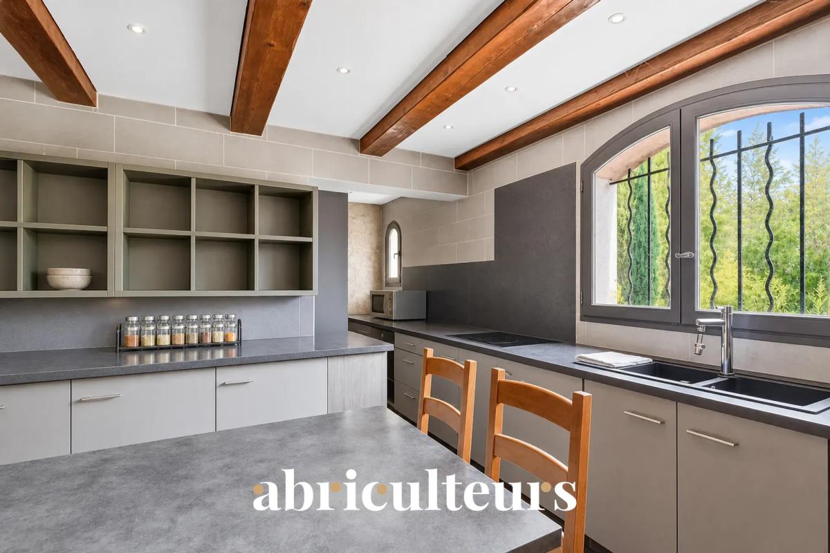 Family villa kitchen Modern kitchen in a family villa with stone worktops and light-colored furniture.