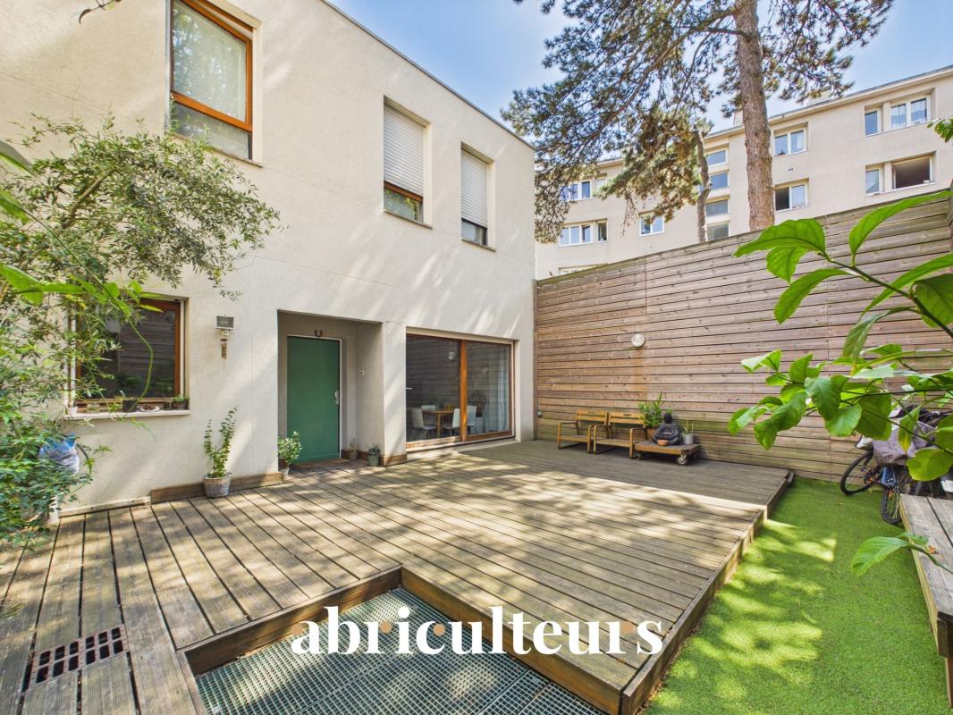 Duplex with wooden terrace in a courtyard in Paris 20th arrondissement.