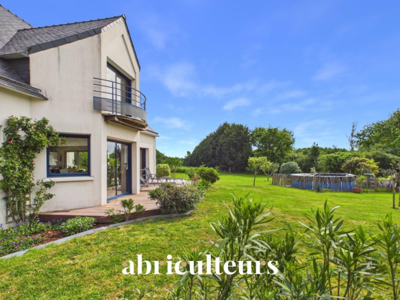 Maison contemporaine avec jardin et terrasse à Carnac, vue depuis l'extérieur.