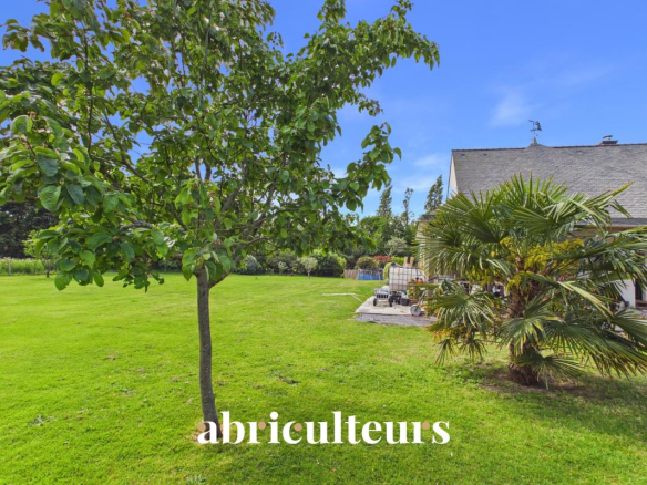 Maison familiale récente avec jardin et terrasse à Carnac.