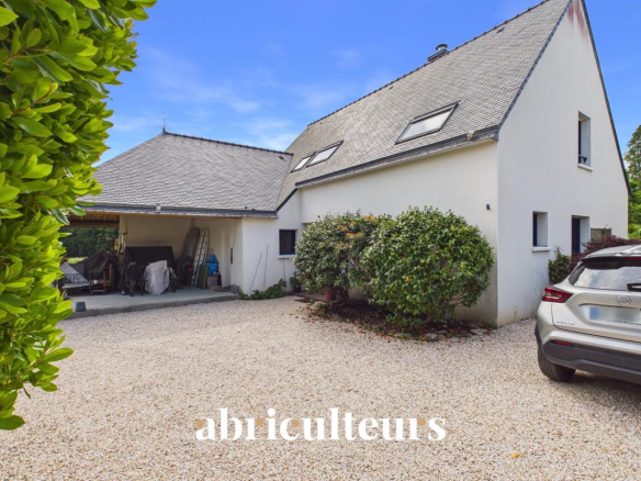 Maison familiale récente avec jardin et terrasse à Carnac, proche des commerces et des plages.