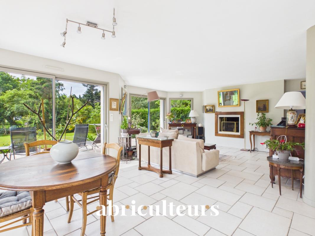 Intérieur d’une maison familiale à Carnac Intérieur d'une maison contemporaine avec salon lumineux et espace repas, jardin visible à l'extérieur.