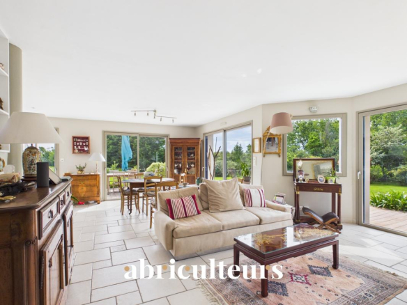 Intérieur d'une maison familiale moderne avec salon lumineux et espace repas.