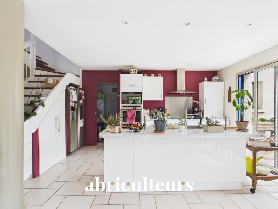 Cuisine contemporaine à Carnac Cuisine moderne ouverte avec îlot central dans une maison familiale à Carnac.