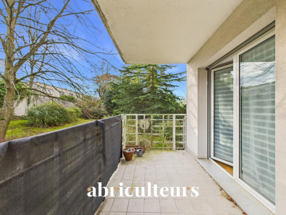 Balcon d'un duplex à La Celle-Saint-Cloud avec vue sur un jardin.