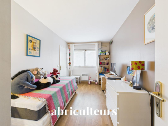 Chambre d'un duplex familial à La Celle-Saint-Cloud, décorée avec des peluches et un bureau.