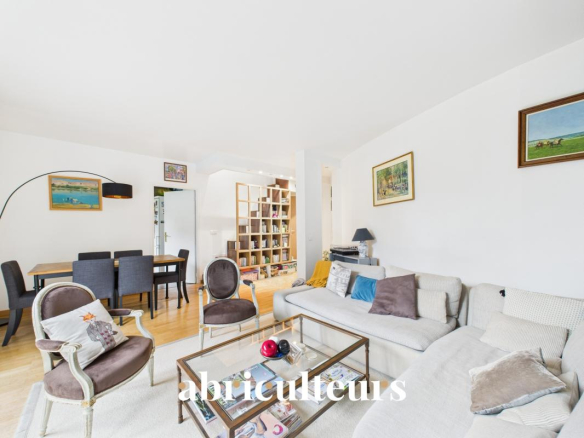 Intérieur d'un duplex familial avec salon lumineux et salle à manger, La Celle-Saint-Cloud.