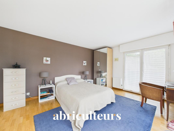 Chambre spacieuse avec lit double et mobilier moderne dans un duplex à La Celle-Saint-Cloud.