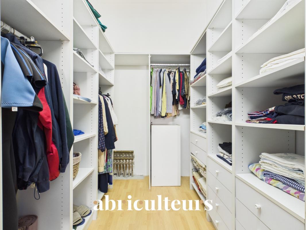 Dressing d’un appartement rénové à Nice Dressing spacieux avec étagères et penderies dans un appartement rénové.
