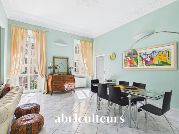 Intérieur d'un appartement rénové avec un salon lumineux et une salle à manger, Nice.