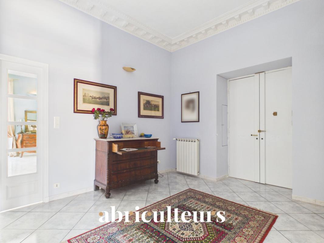 Entrée d’un appartement à Nice Entrée d'un appartement rénové avec des murs peints en bleu et un meuble en bois.