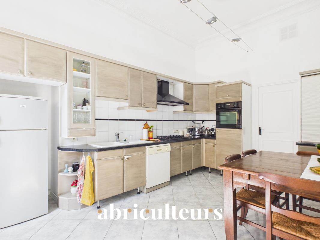 Cuisine d’un appartement rénové à Nice Cuisine moderne et spacieuse d'un appartement rénové à Nice, avec meubles en bois et équipements modernes.