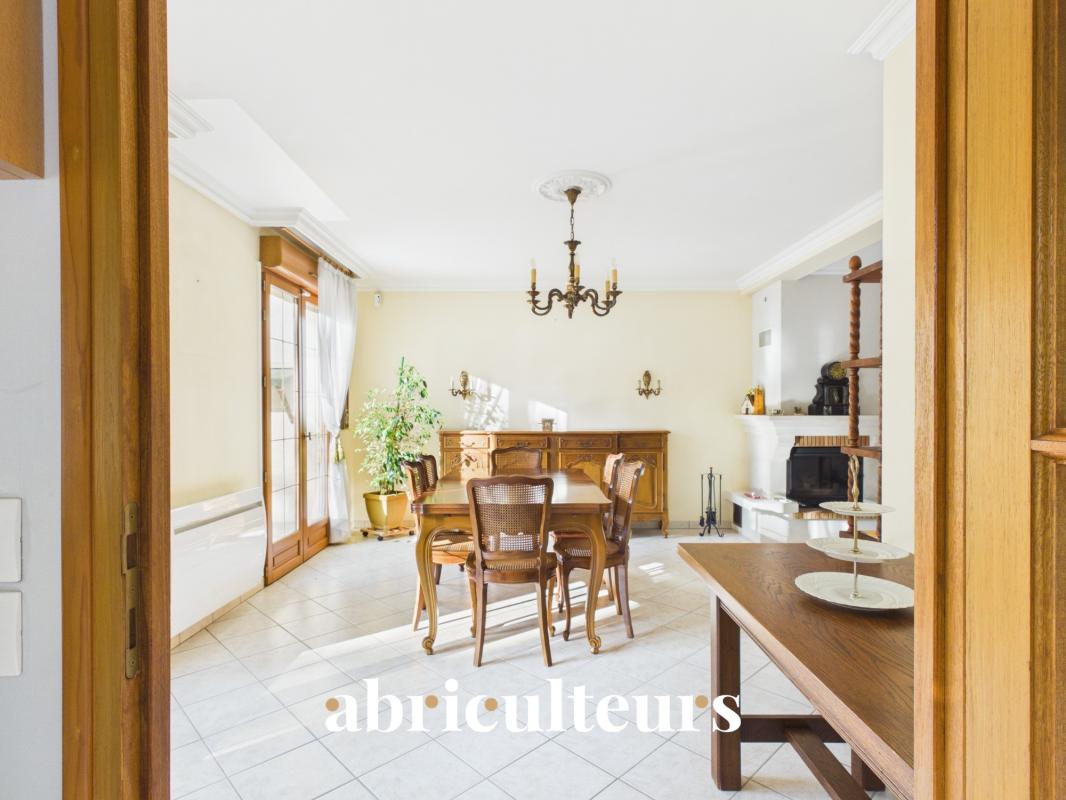 Interior of a house for sale in Versailles Interior of a family home with a large, bright double living room and a dining table.
