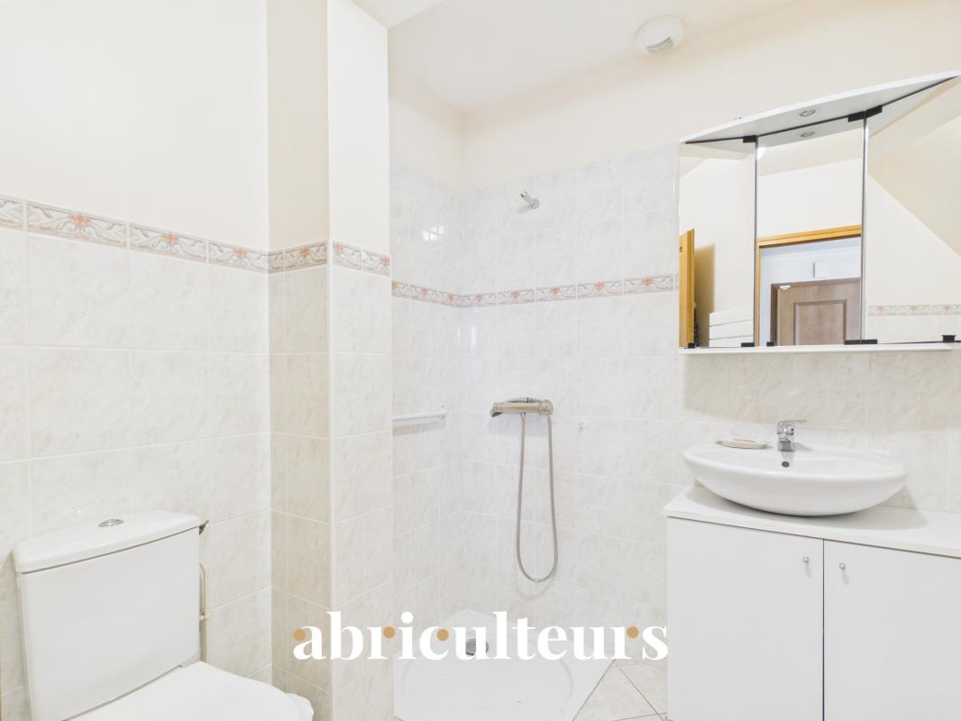 Bathroom in a house for sale in Versailles Modern bathroom with shower and sink in a family home.