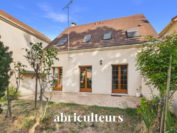 Maison familiale avec jardin et terrasse à Versailles, quartier de Porchefontaine.
