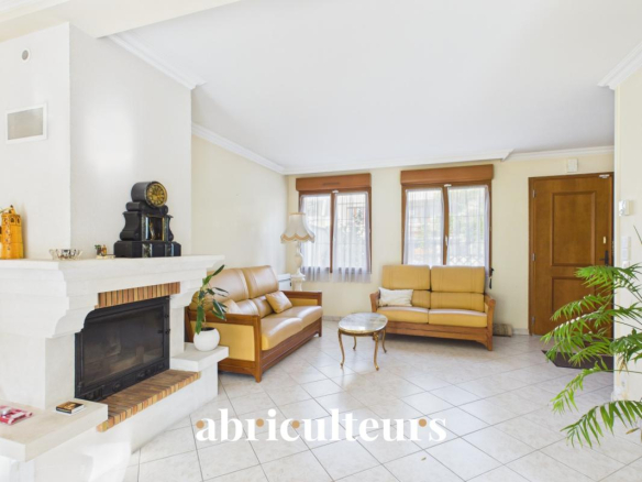 Intérieur d'une maison familiale avec un salon lumineux et une cheminée.