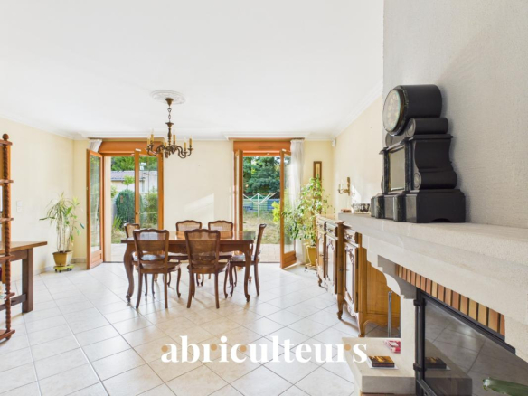 Intérieur d'une maison familiale avec un grand double séjour lumineux et une cheminée.