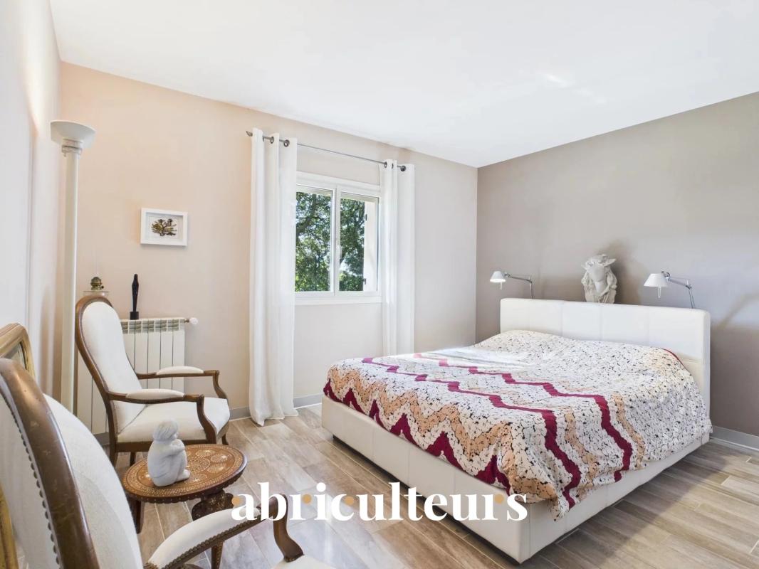 Chambre de villa à Cheval-Blanc Chambre d'une villa rénovée avec lit double et décoration sobre à Cheval-Blanc.