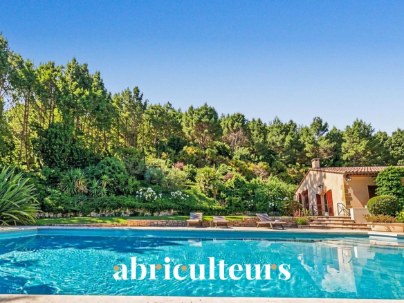 Villa avec piscine entourée de verdure à Rognes, vue sur la nature.