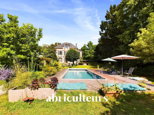 Maison Bourgeoise de 320 m² – Terrain de 1 400 m² – Piscine – Villeneuve-sur-Yonne