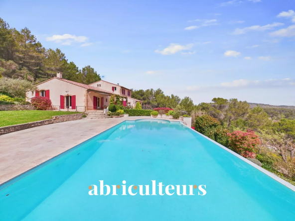 Vue panoramique & prestations haut de gamme pour cette villa de 292 m² à Rognes