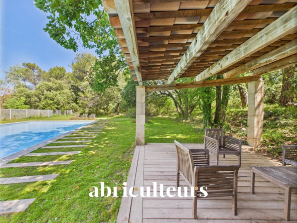 Magnifique maison familiale T10 à avec piscine et vaste terrain Rognes