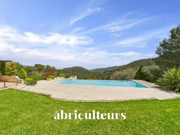 Panoramic view &amp; high -end services for this 292 m² villa in Rognes