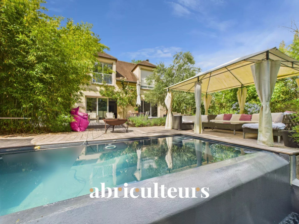 Elegant contemporary house in the pond-la-ville, in the heart of a natural environment