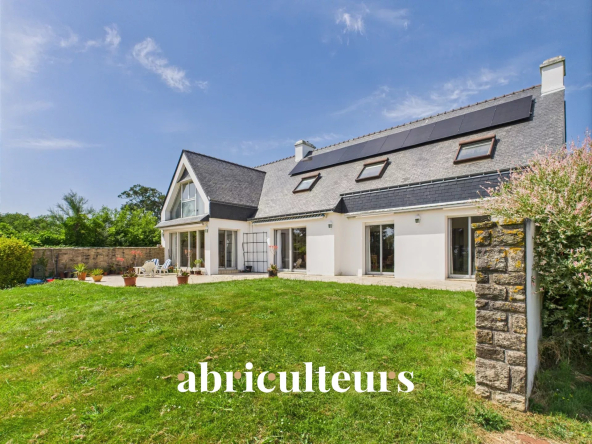 Vast family house in Sarzeau with sea view - an exceptional setting.