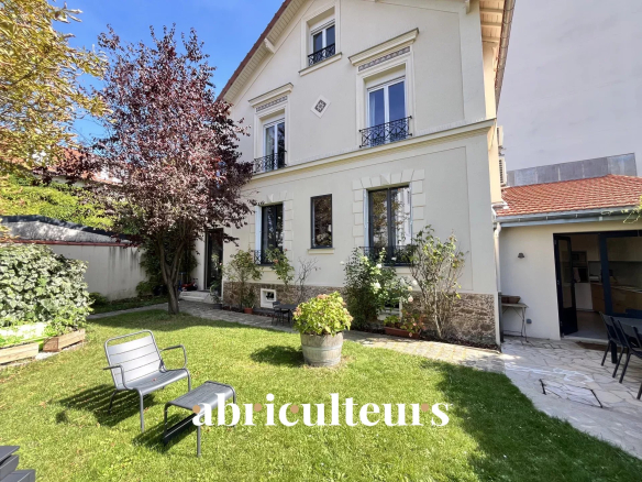 Maison familiale avec jardin verdoyant sans vis-à-vis – Centre de Courbevoie