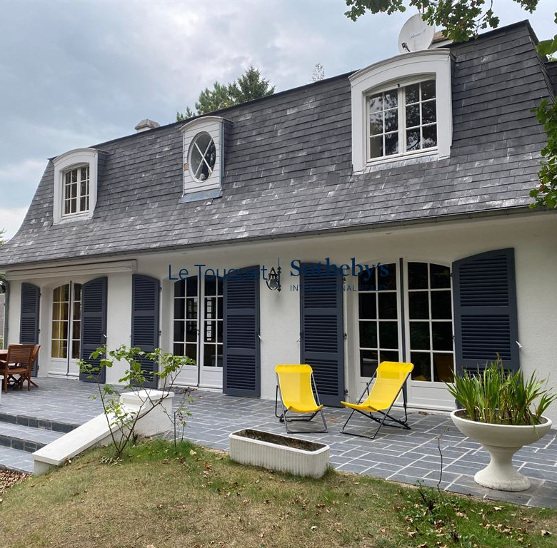 Beachfront apartment with garden! A rare find!